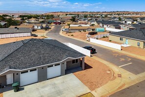 Zona residencial con casas, una calle y una colina al fondo.