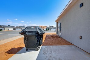 A covered grill in a residential area with a clear sky. - Explore Glen Canyon/Lake Powell! Red River Retreat (Page)