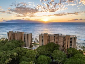 A high-rise hotel with a view of the ocean and sunset. - Oceanfront 1BD with Panoramic Ocean & Sunset Views -Mahana 406 (Lahaina)
