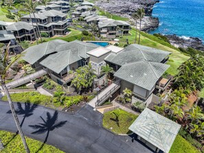 A residential area with multiple houses, a swimming pool, and a view of the ocean. - 2BR, 3BA Oceanfront retreat with pool, balcony, and beach access-Kapalua Bay Villas 23B3 (Lahaina)