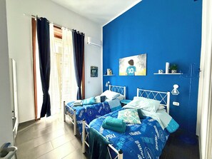 Classic Twin Room, Balcony | Laptop workspace, iron/ironing board, WiFi (free) - L'altra porta (Napoli)