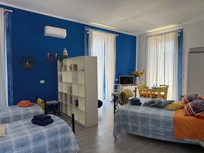 Comfort Quadruple Room, Balcony, City View | Laptop workspace, iron/ironing board, WiFi (free) - L'altra porta (Napoli)
