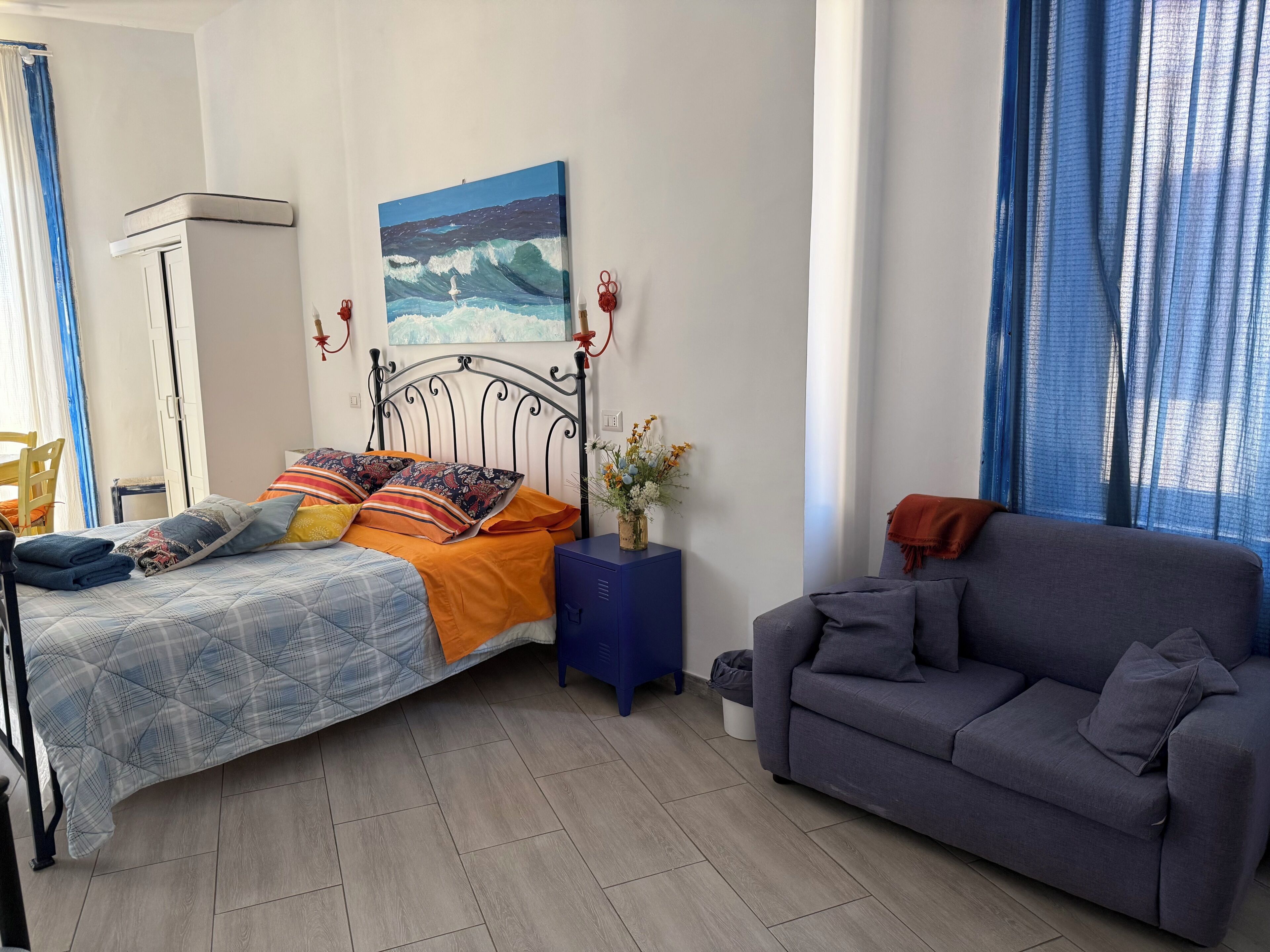 Comfort vierpersoonskamer, balkon, uitzicht op stad | Een laptopwerkplek, een strijkplank/strijkijzer, gratis wifi