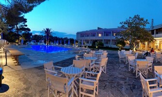Una piscina al aire libre de temporada