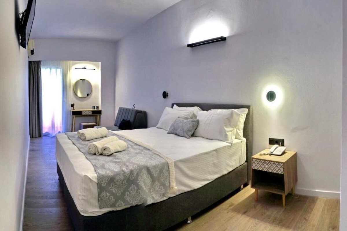 Kamar Double, balkon, pemandangan kolam renang | Brankas, tirai kedap cahaya, setrika/meja setrika, dan Wi-Fi gratis
