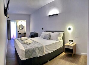 Kamar Double, balkon, pemandangan kolam renang | Brankas, tirai kedap cahaya, setrika/meja setrika, dan Wi-Fi gratis