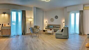 Deluxe Suite, Balcony, Beach View | Living area