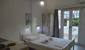 Room - Small studio with balcony, pool and beach in 100m (Agia Pelagia)