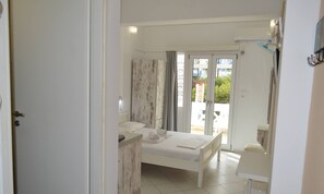 Room - Small studio with balcony, pool and beach in 100m (Agia Pelagia)