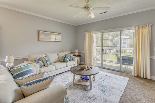 Living area - 6 Pools, Golf Course! Myrtle Beach Family Condo (Myrtle Beach)