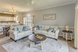 Living area - 6 Pools, Golf Course! Myrtle Beach Family Condo (Myrtle Beach)