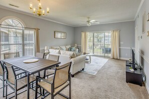 Living area - 6 Pools, Golf Course! Myrtle Beach Family Condo (Myrtle Beach)