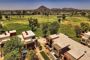 A residential area with modern houses, a golf course, and a mountain in the background. - Golf Course Condo, Mountain Views, Old Town (Scottsdale)