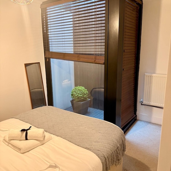 2 bedrooms, iron/ironing board, WiFi, bed sheets