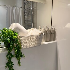 Hiustenkuivaaja, pyyhkeet, saippua, vessapaperi