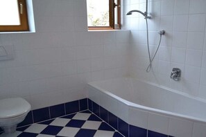 Bathroom - in the Astl apartment building (St. Johann in Tirol)