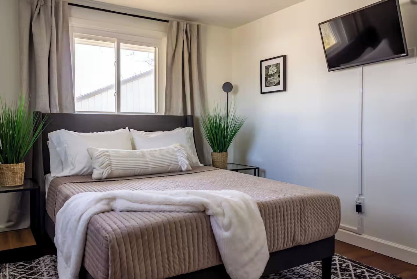 2 bedrooms, desk, iron/ironing board, WiFi