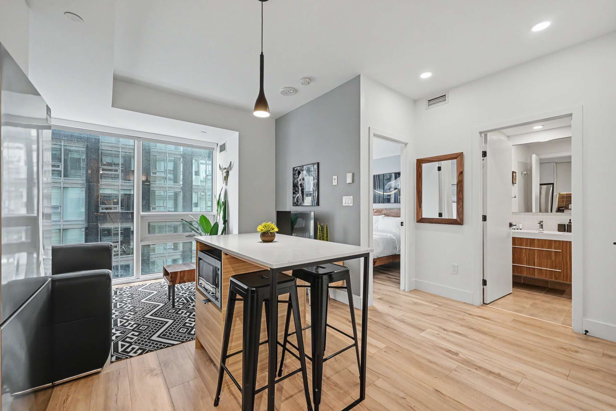 Ein modernes Apartment mit Küche, Essbereich und Schlafzimmer.