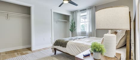 1 habitación, tabla de planchar con plancha, internet y ropa de cama