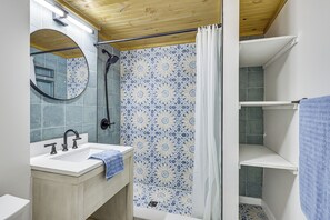 Bathroom - 1 Mi to Caverns! Shenandoah Valley Apartment (Luray)