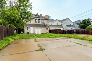 Un quartier résidentiel avec des maisons, une clôture en bois et une allée en béton.