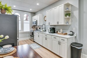 Coffee/tea maker, fridge, microwave, stovetop - Hike, Golf & Explore! Family Gem in Dtwn Bedford (Bedford)