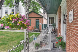 Terrace/patio - Hike, Golf & Explore! Family Gem in Dtwn Bedford (Bedford)