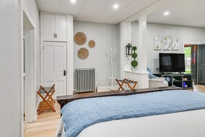 Room - Hike, Golf & Explore! Family Gem in Dtwn Bedford (Bedford)