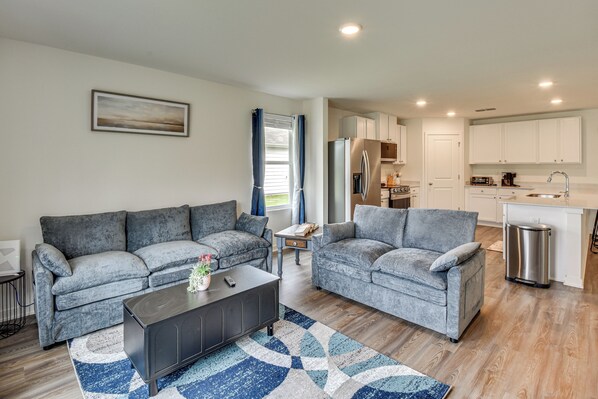 Living area - 2 Mi to Lake Hartwell! Home w/ Easy I-85 Access (Hartwell)