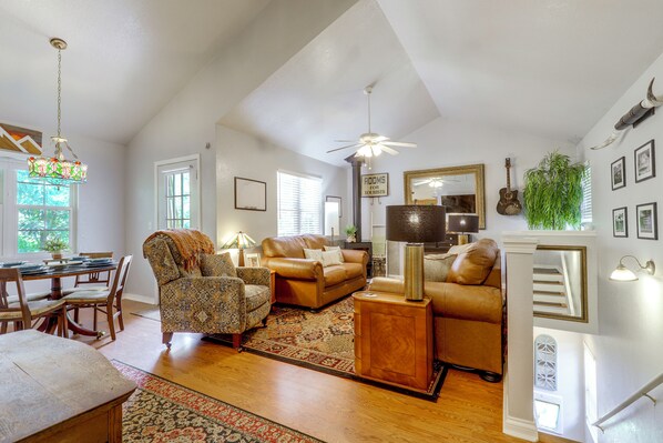 Living area - Cozy Gatlinburg Townhome w/ Deck in Arts District (Gatlinburg)