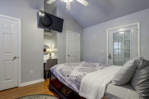 Room - Cozy Gatlinburg Townhome w/ Deck in Arts District (Gatlinburg)