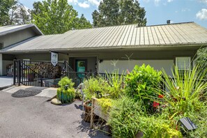 Exterior - Cozy Gatlinburg Townhome w/ Deck in Arts District (Gatlinburg)