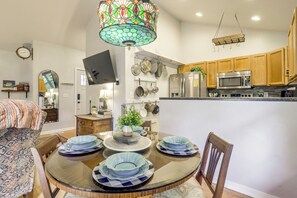 Dining - Cozy Gatlinburg Townhome w/ Deck in Arts District (Gatlinburg)