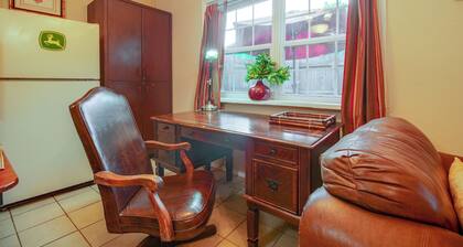 1 Mi to UAFS! Quiet & Cozy Apt w/ Fenced Yard