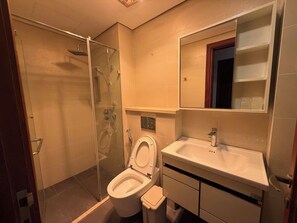 Chambre Quadruple Familiale, balcon, vue ville | Salle de bain | Articles de toilette gratuits, sèche-cheveux, chaussons