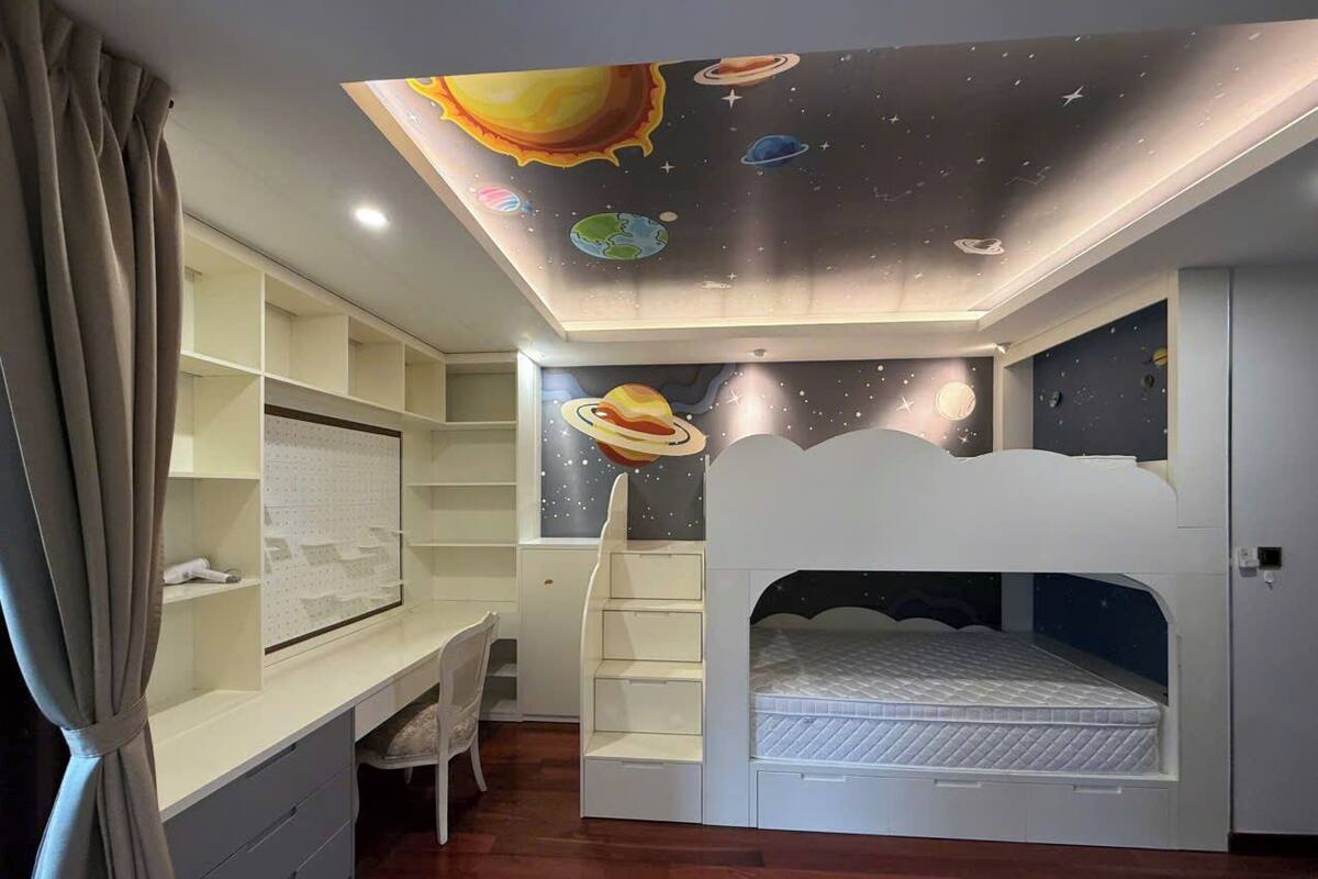 Chambre Quadruple Familiale, balcon, vue ville | Fer et planche à repasser, Wi-Fi gratuit