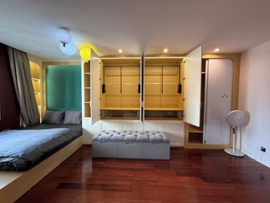 Chambre Quadruple Familiale, balcon, vue ville | Fer et planche à repasser, Wi-Fi gratuit
