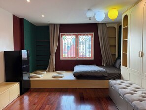 Chambre Quadruple Familiale, balcon, vue ville | Fer et planche à repasser, Wi-Fi gratuit