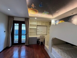 Chambre Quadruple Familiale, balcon, vue ville | Fer et planche à repasser, Wi-Fi gratuit
