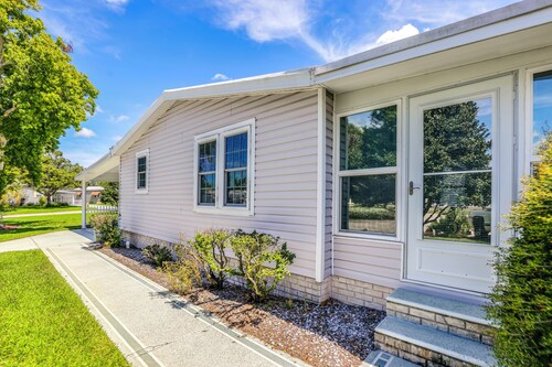 Yard & Screened Porch! Villages Escape