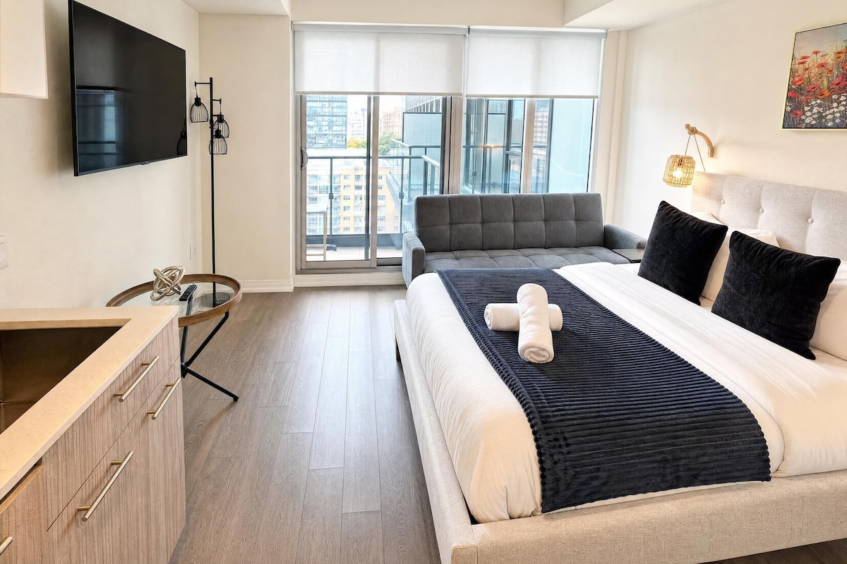 Studio phong cách cổ điển, 1 giường cỡ queen và sofa giường, không hút thuốc | Khu phòng khách | TV 40-inch có truyền hình kỹ thuật số 