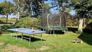 An outdoor area with a table tennis table and a trampoline. - Babendörpstieg 20, Apt. 1 - 2-room vacation apartment in Nieblum, approx. 55 square meters, ground floor and upper floor (Nieblum)