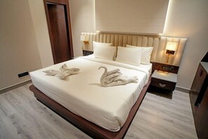 Deluxe Room | Desk, laptop workspace, WiFi (free) - OnlyStay Midas Inn Mathura (Mathura)