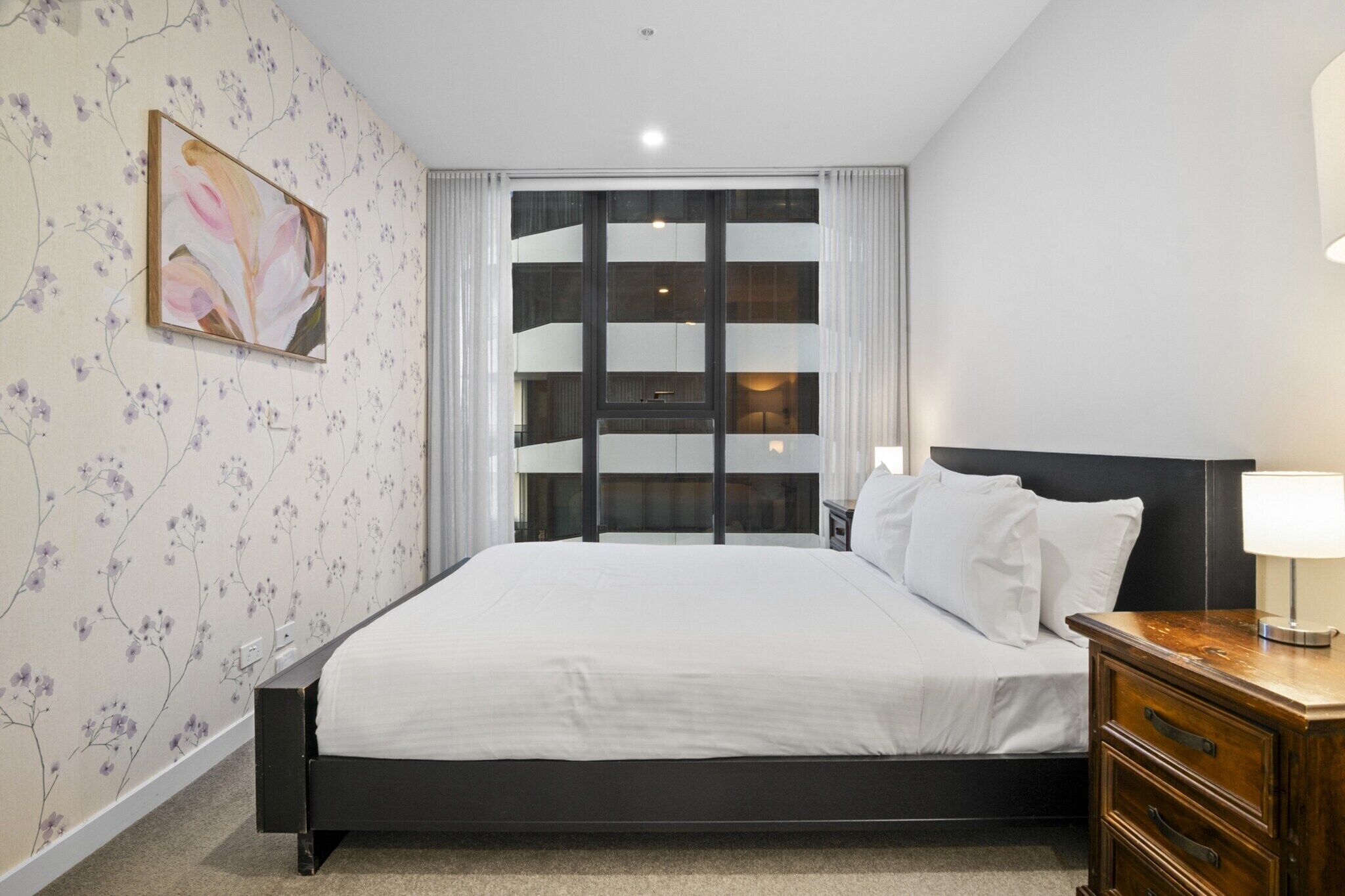 Desk, iron/ironing board, Internet, bed sheets