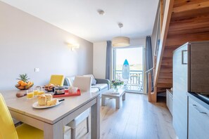 Dining - Oceanside Stay with Pool (Biscarrosse)