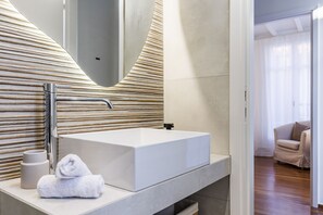Dusche, Haartrockner, Bidet, Handtücher