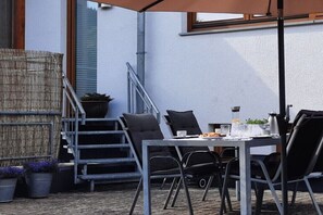 Outdoor dining - Holiday apartment with 2 bedrooms (Eslohe)
