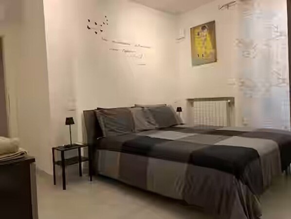 Silitysrauta/-lauta, Wi-Fi, vuodevaatteet