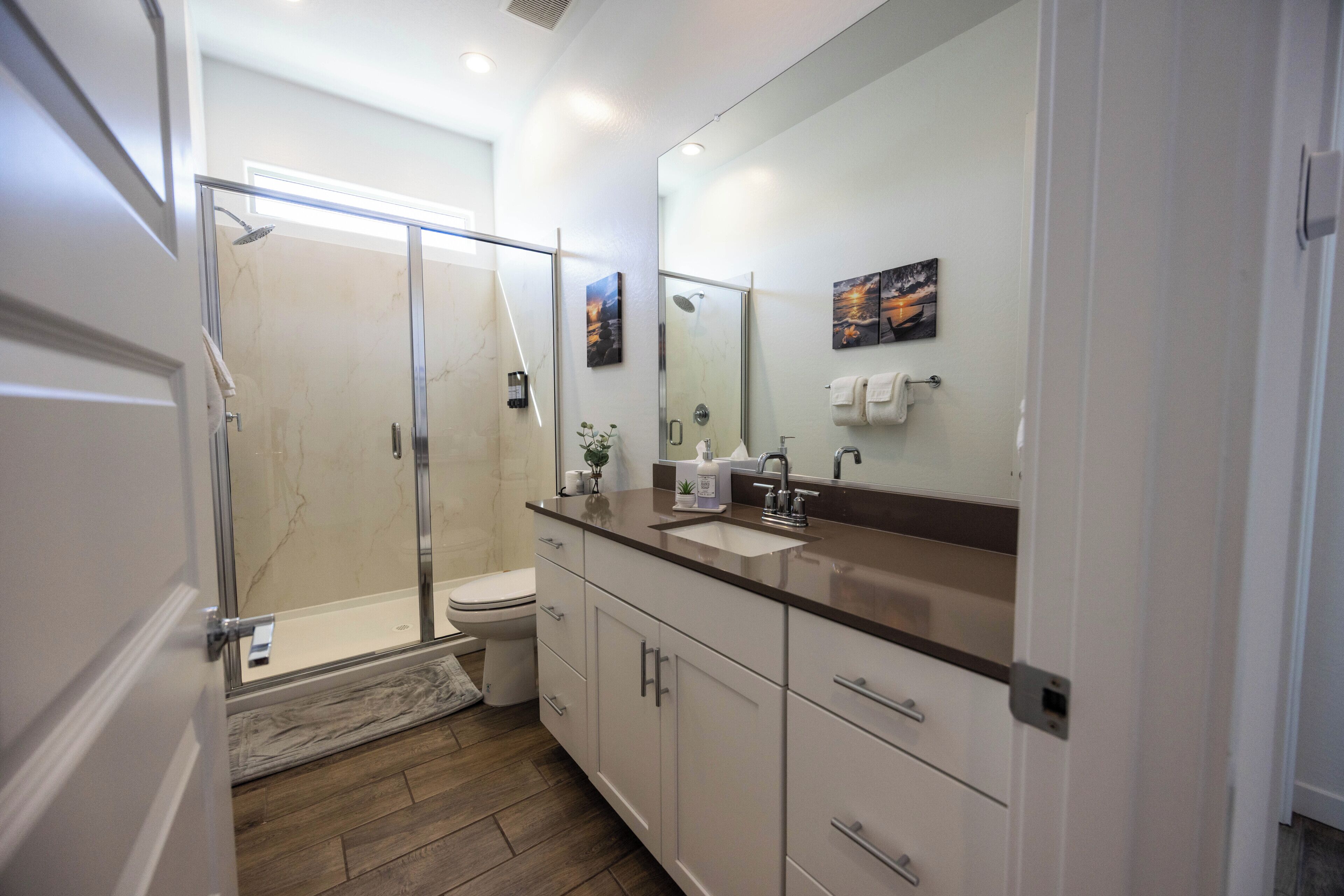 Douche, sèche-cheveux, bidet, serviettes fournies
