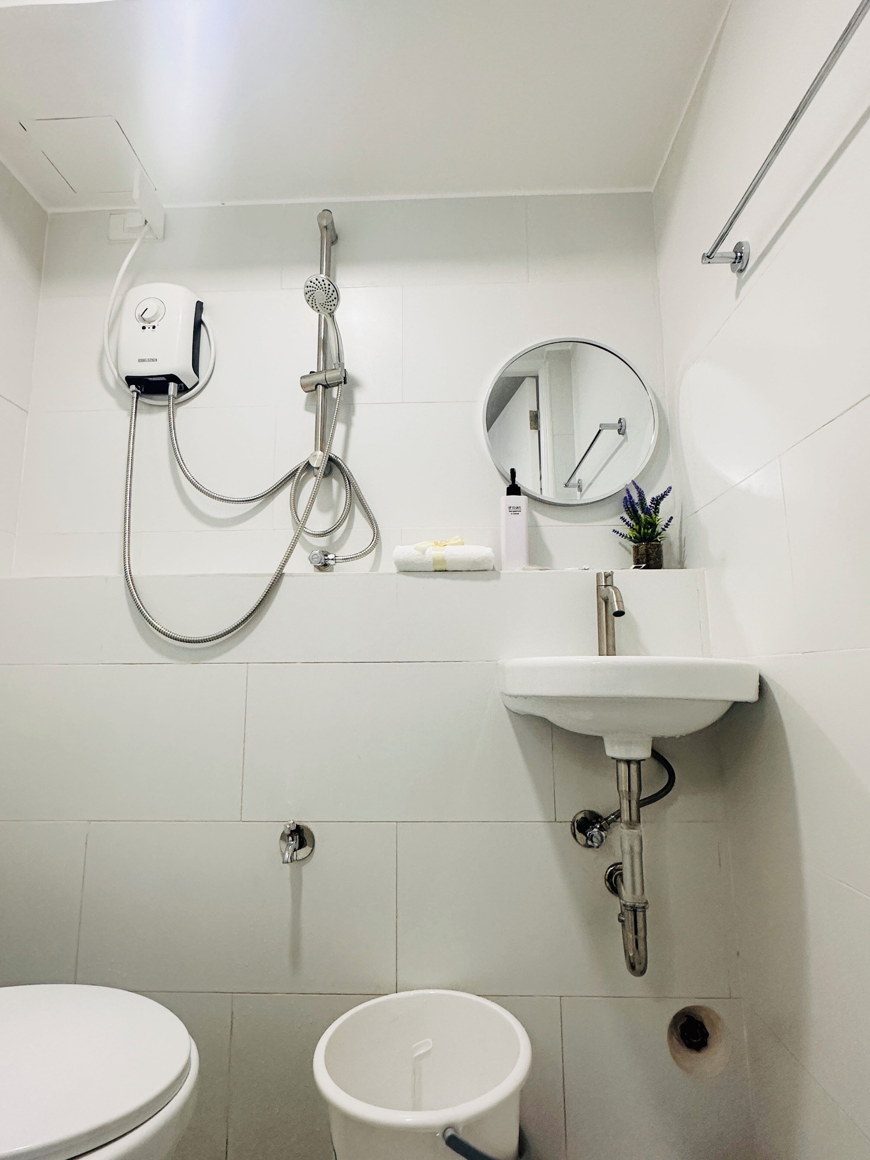 Shower, hair dryer, bidet, towels